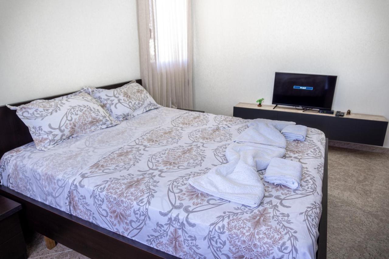 City Center Two Private Bedrooms Near Scanderbeg Square On Shared Apartment Tirana Buitenkant foto